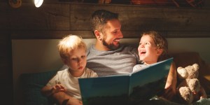 Leer un libro a nuestros hijos antes de dormir tiene múltiples beneficios