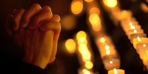 Una oración para rezar al encender una vela en la iglesia