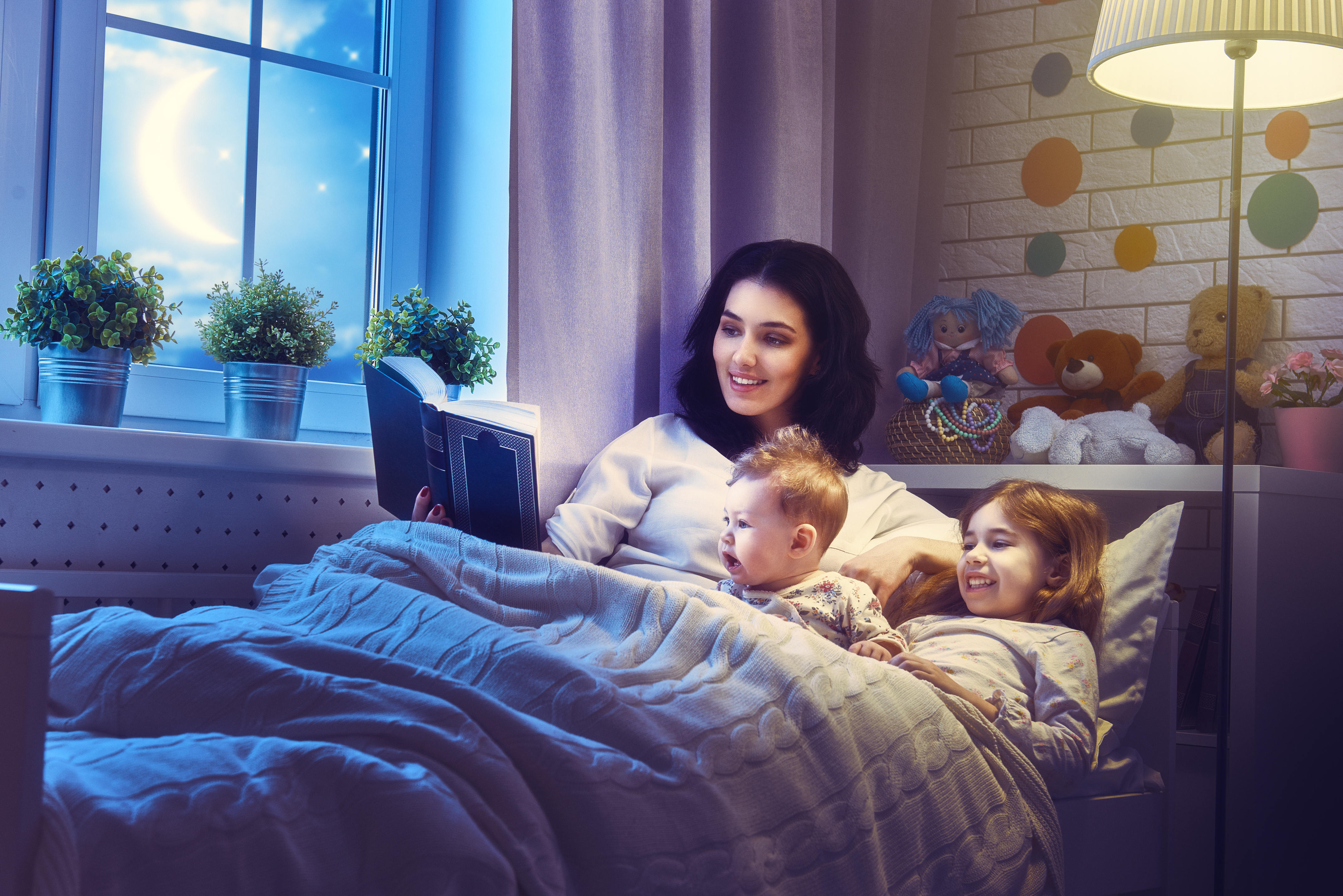 Молодая мама читать. Чтение на ночь детям. Мама с ребенком перед сном. Мама читает сказку ребенку. Чтение сказок на ночь.