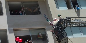 Santa Claus cambió el trineo por una grúa para llegar al hospital