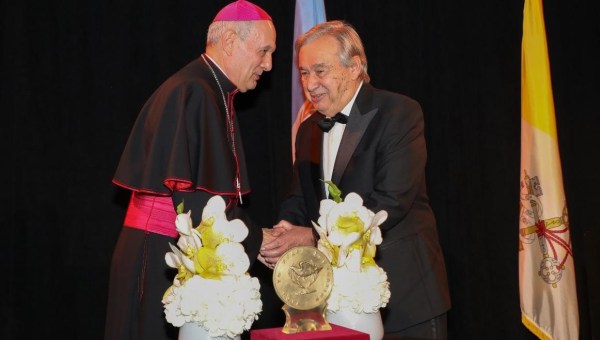 El arzobispo Gabriele Caccia entrega el premio "Path to peace" al secretario general de la ONU, António Guterres.