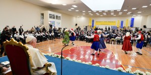 El Papa: Muchos jóvenes son “de redes sociales” pero poco “sociales”