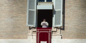 El Papa:  Hablen en familia, sin aislarse con los teléfonos móviles