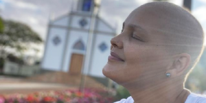 “Dios está cosiendo tu curación”: El video de una mujer con cáncer que hizo llorar a millones