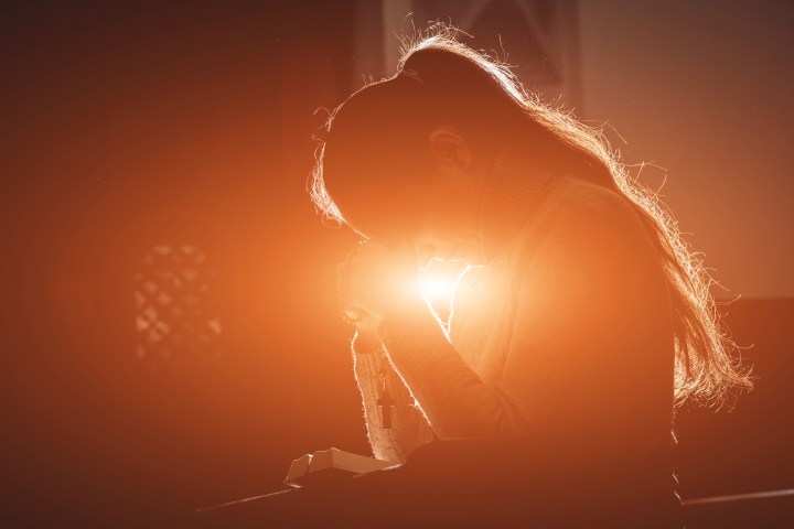 femme priant dans une église