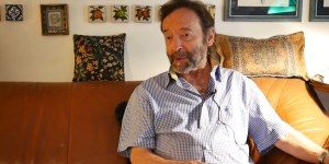 Un famoso fotógrafo muere solo en una calle de París: ¿nadie lo atendió?