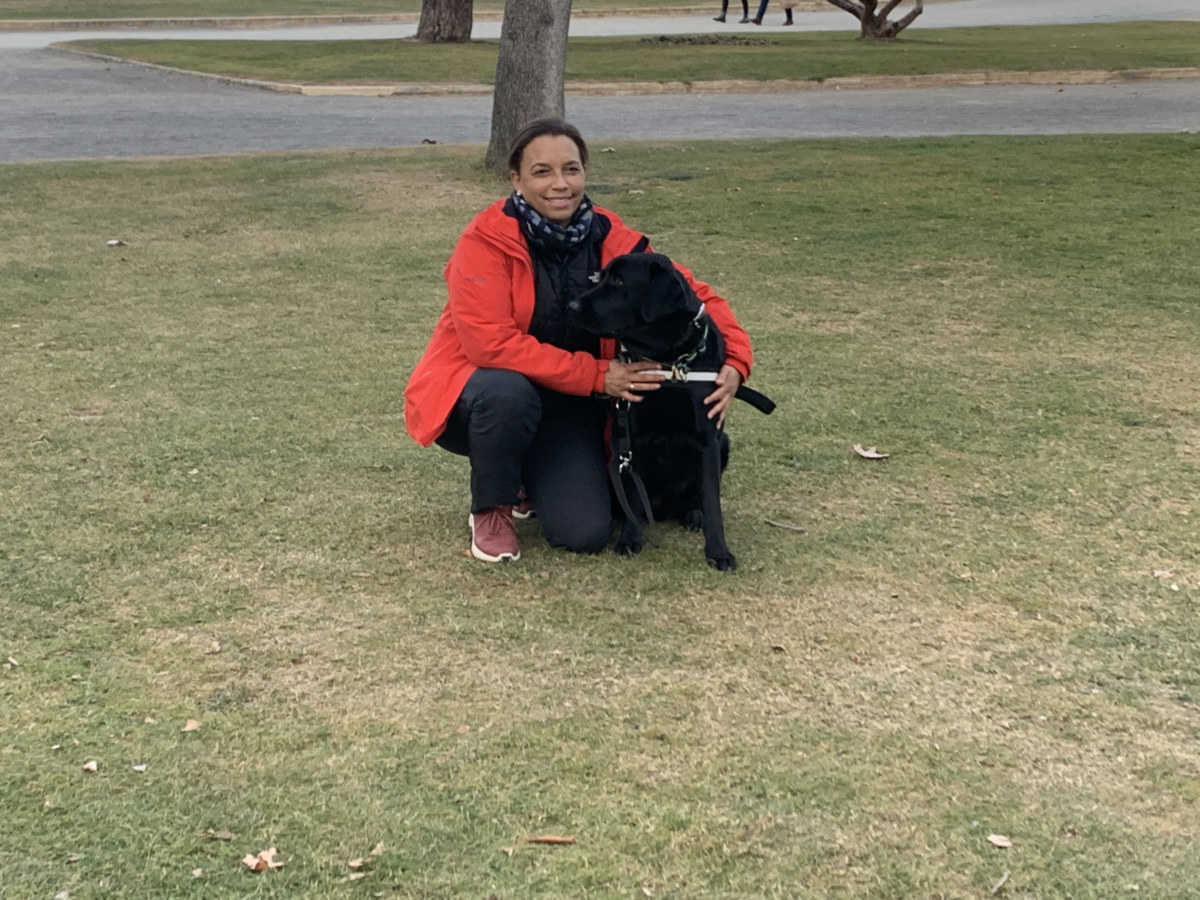 El sastre que ha hecho un traje para que un ciego sin manos lleve perro guía