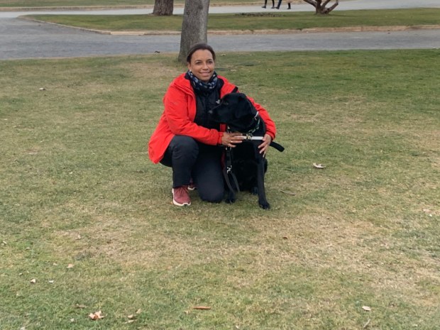 El sastre que ha hecho un traje para que un ciego sin manos lleve perro guía