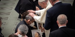 La emotiva bendición del Papa Francisco a los padres de Lorena y Antonella
