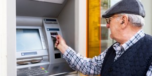 Un jubilado genera una campaña para exigir a los bancos un trato más humano