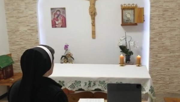 Siostra zakonna modli się w kaplicy