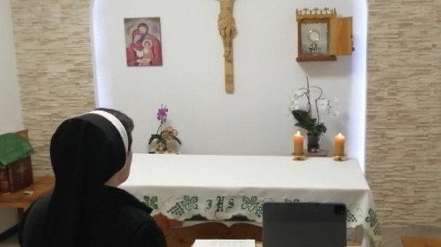 Siostra zakonna modli się w kaplicy