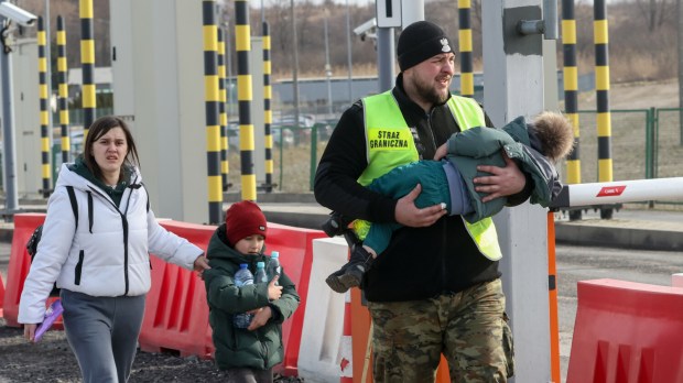 Polacy pomagają Ukraińcom na granicy