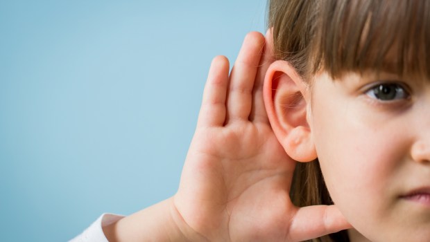 Niña escuchando