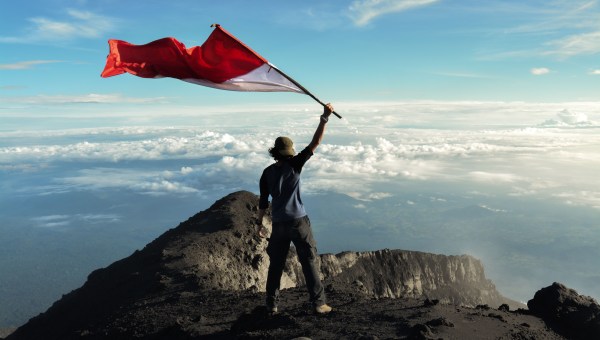 bandera en la montaña
