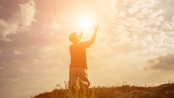 Mężczyzna modli się na łonie przyrody