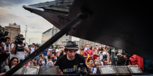 Pianista recibe con su música a los refugiados ucranianos
