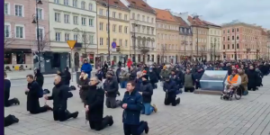 De rodillas ante el Inmaculado corazón de María