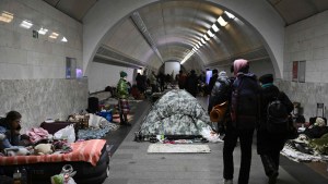 Ukraińcy w schronie w metrze