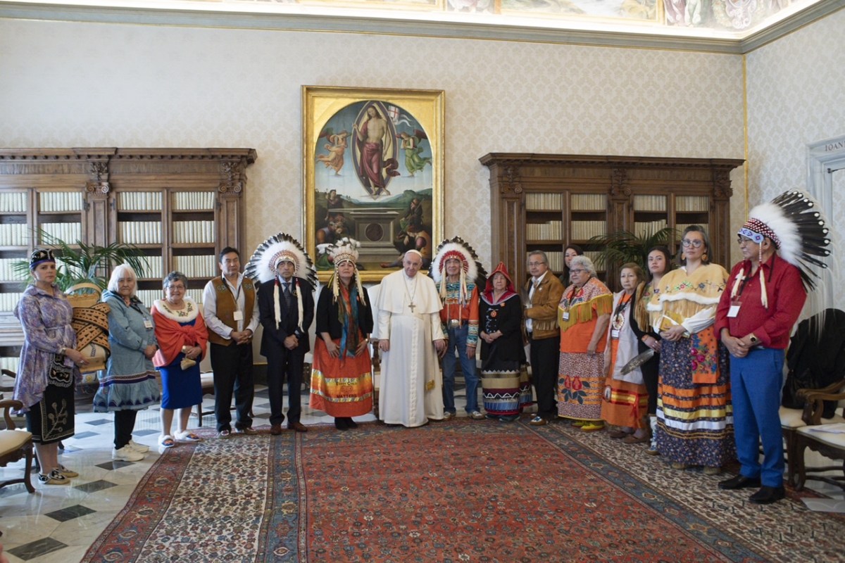 Pope-Francis-indigenous-people-of-the-First-Nations-from-Canada