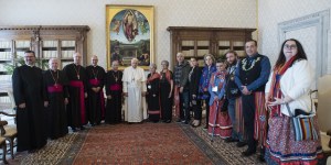 El Papa Francisco recibió a indígenas de Canadá en busca de justicia