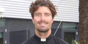 Sacerdote salva a un hombre del ataque de un tiburón y gana un prestigioso premio