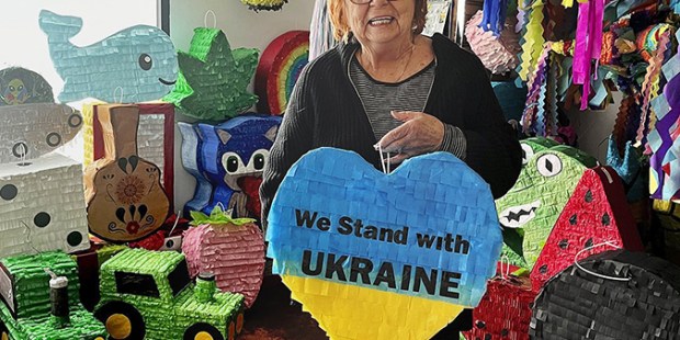 Piñatas de California para ayudar a Ucrania
