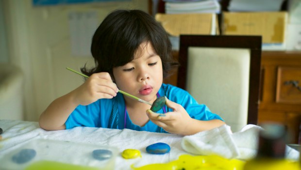 niño pintando