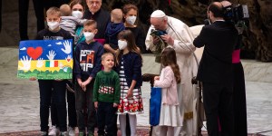 El Papa, conmovido, reza por las víctimas de Bucha