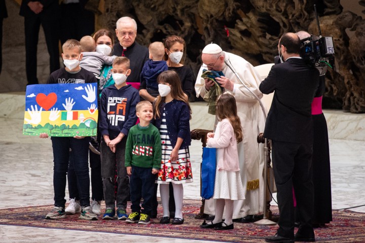 El Papa saluda a niños ucranianos refugiados en Italia