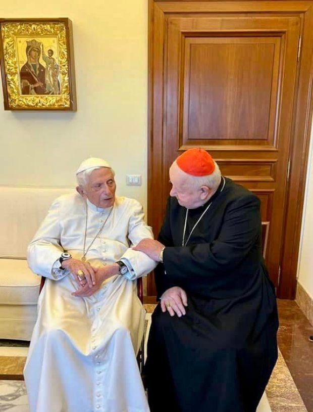 Pope-Emeritus-Benedette-XVI-and-Cardinal-Stanislaw-Dziwisz-archbishop-emeritus-of-Krakow