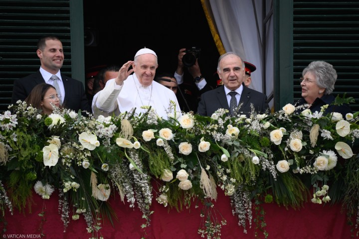 Pope-Francis-balcony-of-the-presidential-Palace