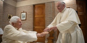 Papa Francisco visita a Benedicto XVI por su 95 cumpleaños