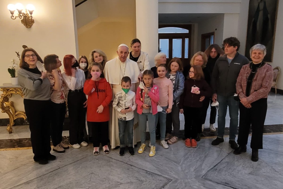 Pope-Francis-meets-Ukrainian-mothers-and-children-who-have-taken-refuge-in-Rome