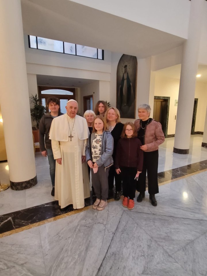 Pope-Francis-meets-Ukrainian-mothers-and-children-who-have-taken-refuge-in-Rome