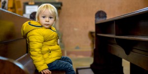 Párroco deja esta nota en los bancos para familias con niños pequeños