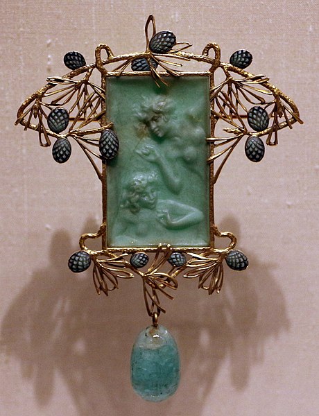 460px-René_lalique_pendente_con_figure_tra_aghi_e_pigne_di_pino_crisoprasio_oro_smalti_e_smeraldi_1899-1900_ca.jpg