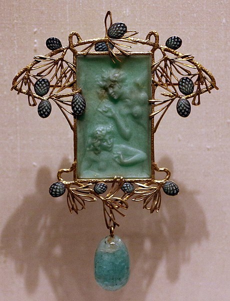 460px-René_lalique_pendente_con_figure_tra_aghi_e_pigne_di_pino_crisoprasio_oro_smalti_e_smeraldi_1899-1900_ca.jpg