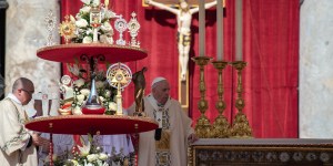 El Papa: Santos inspiren a líderes protagonismo de paz y no de guerra
