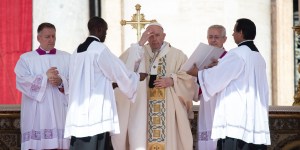El Papa: Santidad no está hecha de actos heroicos, sino de amor cotidiano
