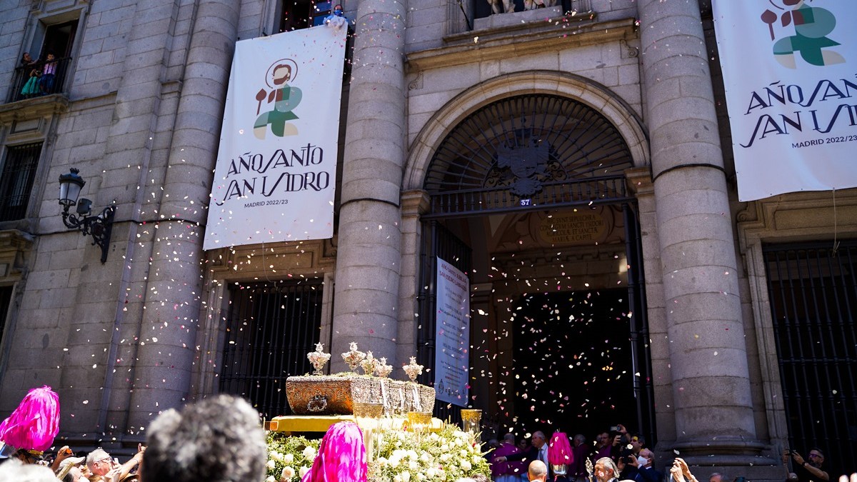 san_isidro_almudena_salida_catedral.jpg