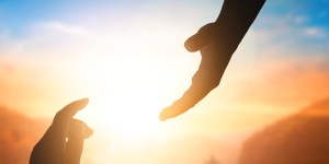 ¿Cómo nos ayuda Jesús después de la Ascensión? 
