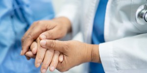 Nueva tendencia en Medicina: El doctor reza con el paciente