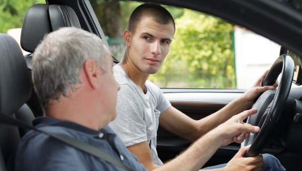 Padre enseñando a su hijo a conducir