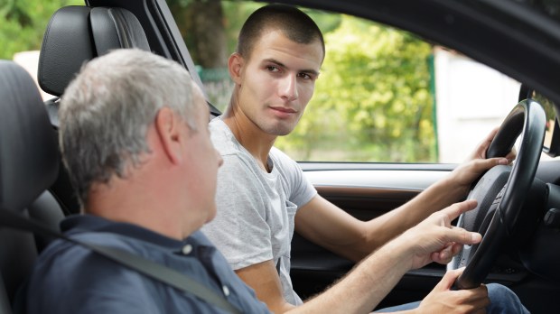Padre enseñando a su hijo a conducir