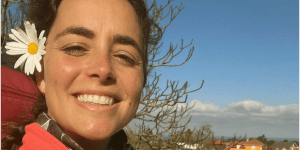 Carlota, la sonrisa que peregrina de Finisterre a Jerusalén