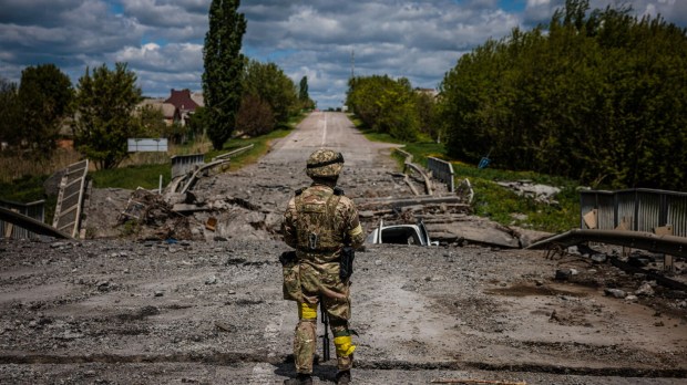 Droga prowadząca do granicy ukraińsko-rosyjskiej we wsi Ruska Łozowa pod Charkowem