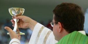 ¿De qué color debe ser el vino para la Misa?