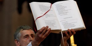 Lo que Jesús hizo entonces, los diáconos lo hacen ahora