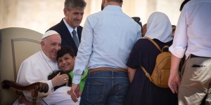 El Papa abraza a familia Kurda que ayudó a salir de un campo de refugiados
